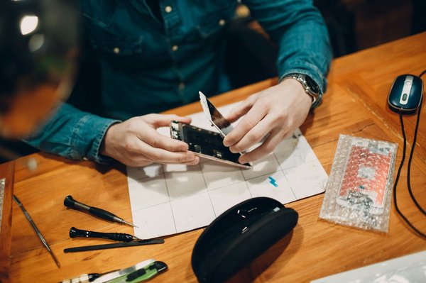 Réparation d'un téléphone : comment s'y prendre et où aller efficacement ?